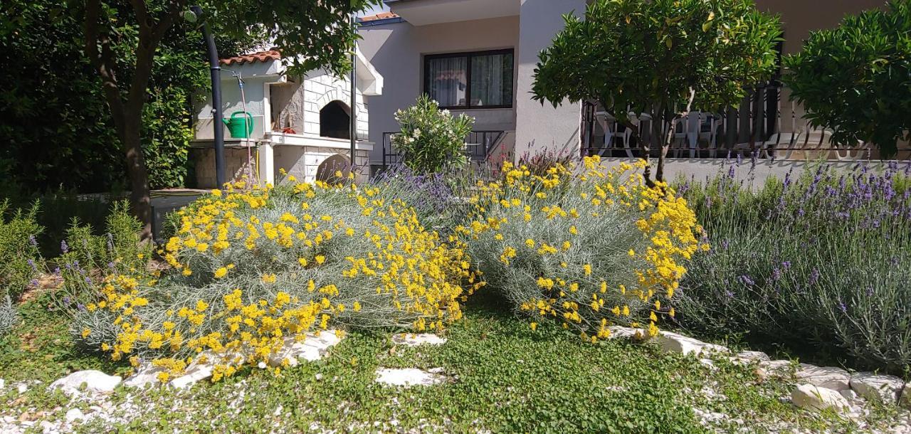 Holiday Home Ruzmarin Trogir Eksteriør bilde